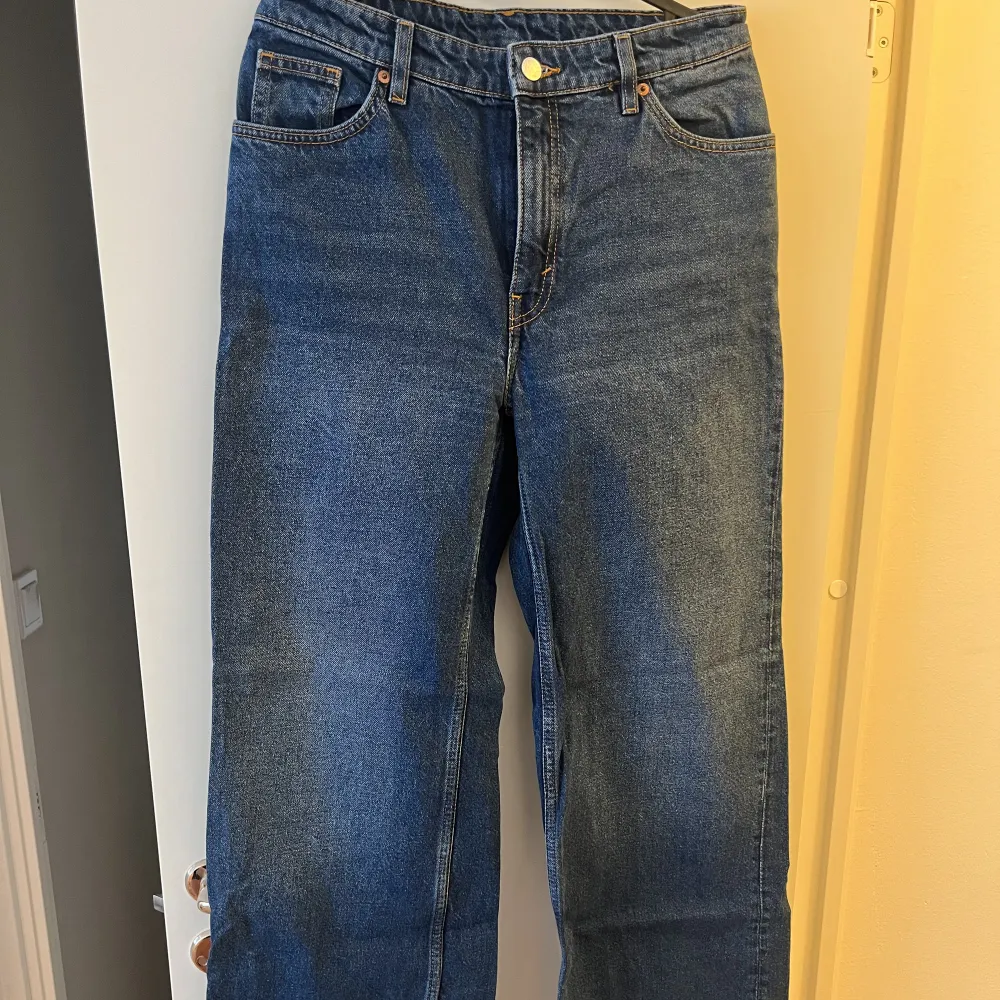 Jätte fina monki jeans i mörkblått som är i väldigt bra skick. Använd ett par gånger! Frakt kostar 89kr!!!!. Jeans & Byxor.
