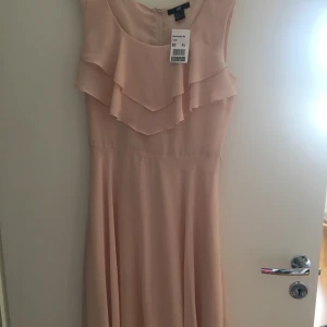 Klänning  - En beige sommarklänning str 36 Liten i storleken 