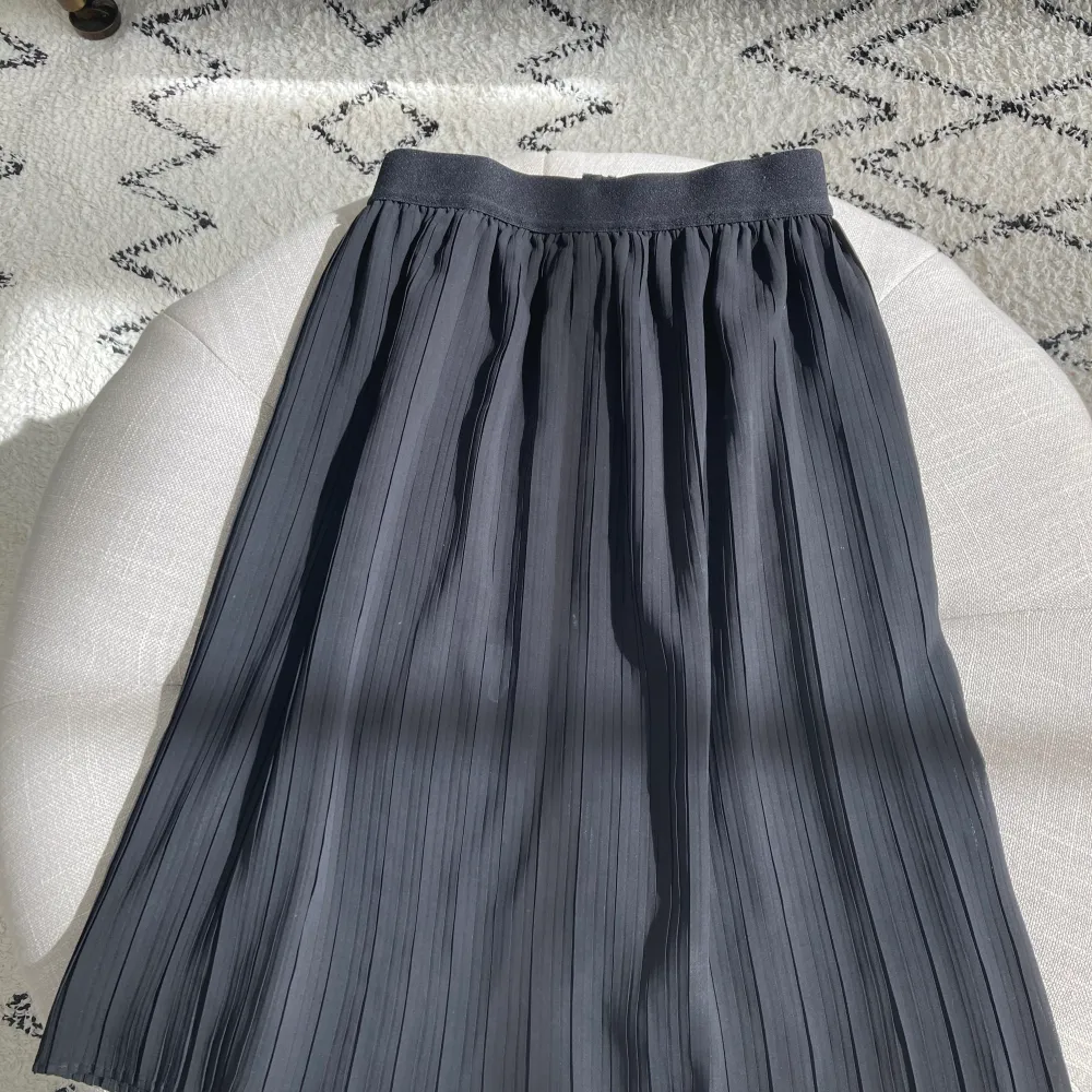 En medellång kjol från Lindex som är i god skick. Den går även att använda som en klänning till stranden🌺 kontakta mig vid frågor eller fler bilder💕. Kjolar.