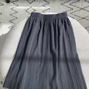 En medellång kjol från Lindex som är i god skick. Den går även att använda som en klänning till stranden🌺 kontakta mig vid frågor eller fler bilder💕