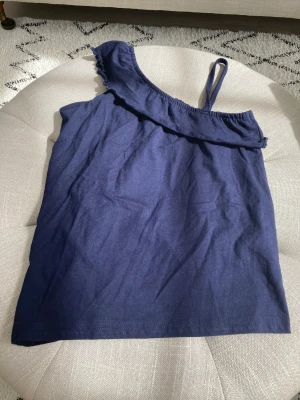 Marinblå topp - En jättefin topp som är oanvänd. Passar till en varm sommardag och är jättefin på.🤍🤍