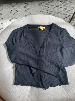 Svart kofta - En svart och tunn kofta från Gina tricot som är perfekt för sommarkvällar🤍🌺 den är i bra skick och har inte används så mycket. Kontakta vid fler bilder på.❤️