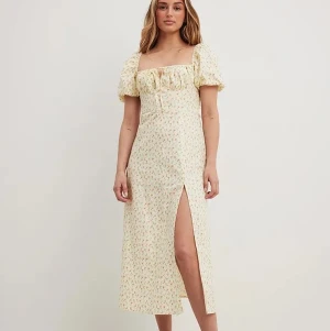 Sommarklänning puffärm Strl 34 NY  - Söt vit/gul sommarklänning med puffärm från Nakd. Adoore-liknande. Storlek 34 (normal i storleken, har vanligtvis XS-S). Nypris 699kr, endast testad 