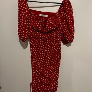 Adoore klänning - Adoore klänning aldrig används, storlek 40. Spårbarsfrakt 60 kr