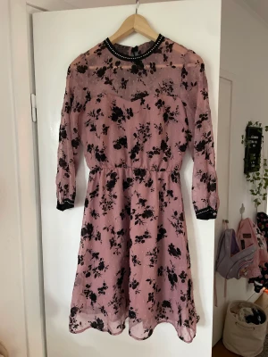 Blommig klänning  - Super fin klänning, köpt begagnad av mig men tyvärr passade den inte. 