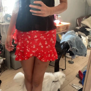 Kjol - Säljer denna jättefina kjol köpt på Nelly som passar Ferrell till sommarn. Använd 1 gång och är därmed i superbra skick. Säljer då jag inte fått användning av den. Kontakta gärna mig för fler frågor och bilder😊💕