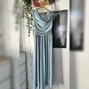 Helt ny klänning (aldrig använt) - Helt ny klänning  Size: M men passar för L