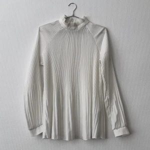 Blus - Fin vit blus från ICHI. Använd 1 gång