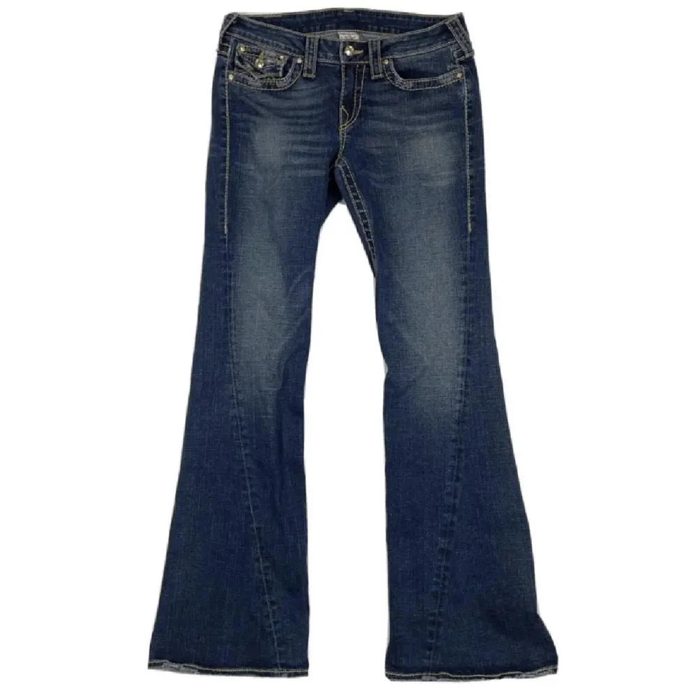 Utsvängda True Religion jeans i ny skick i storlek 30/32 (32 motsvara längden). Jeansen skulle passa dig som har stolek 38/36 i jeans. Skriv privat för mer nogranna  mätningar. Budet ligger på 850kr. Jeans & Byxor.