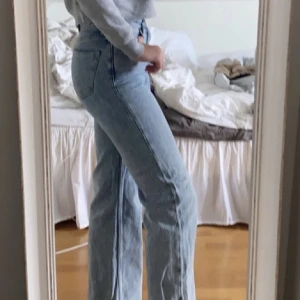 MONKI jeans - Säljer mina MONKI ”Yoko” jeans i storlek 24 (XS). Använd fåtal gånger och mycket bra skick. 