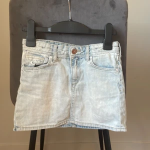 Jeanskjol - Kort jeanskjol i ljusblått jeanstyg!