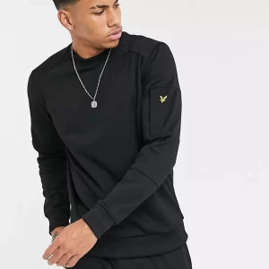 Lyle & Scott Tröja - Ny pris 1250kr Medium storlek men sitter tight Fick som present men inte min stil använd max 10 gånger i bra skick nästan som ny.
