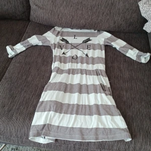 3 jätte sjöna kläningar man får alla för 100kr  - 3 jätte jätte sjöna kläningar kläningar är storlek 122-128