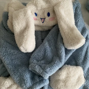 Cinnomoroll rock med byxor - Fin & mysig Sanrio rock med print på luvan och ryggen! Inga defekter alls! Rocken är väldigt lång då modellen ska vara lång💤