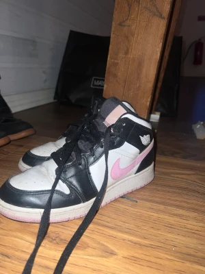 Jordans - Arctic Pink, ganska creasade men annars i bra skick 
