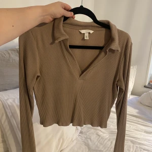 Topp med krage - Tunn ljusbrun topp med krage. Använd en gång, storlek M