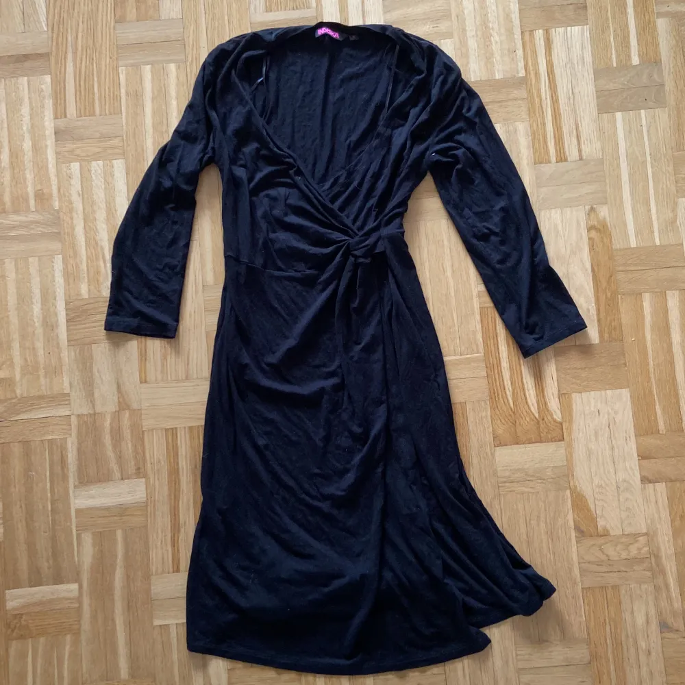 En svart v-ringad klänning som bara använts två gånger . Klänningar.