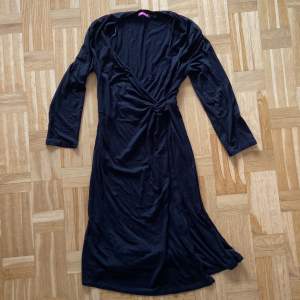 En svart v-ringad klänning som bara använts två gånger 