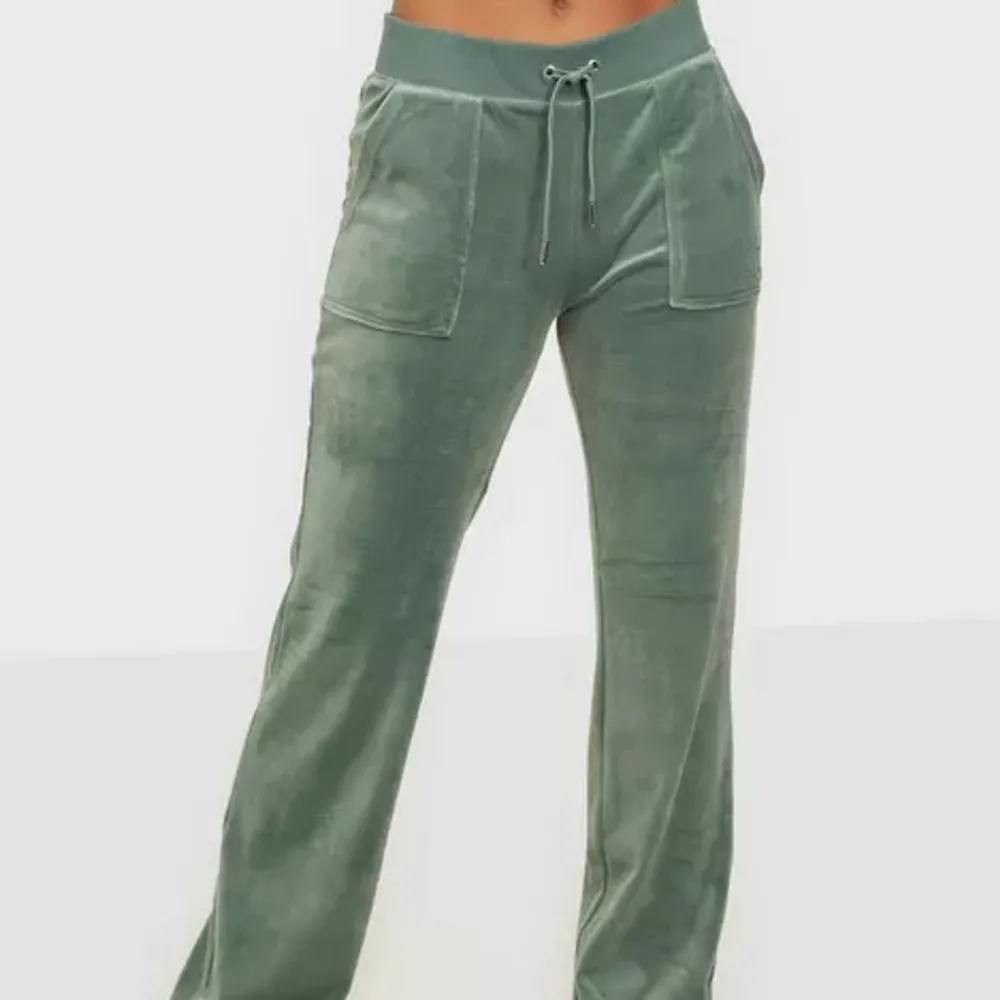 Säljer mina helt oanvända gröna juicy pga att de aldrig kommit till användning, skriv vid intresse eller prisförslag💓. Jeans & Byxor.