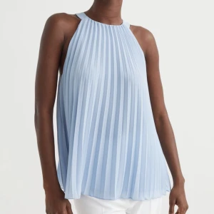 Plisserad topp - Ljusblå plisserad topp från H&M, jättefint skick, storlek xs!💕