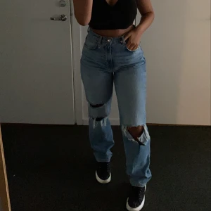 GinaTricot slitna jeans - Skitsnygga slutsålda jeans från Gina, säljer då de inte kommer till användning längre