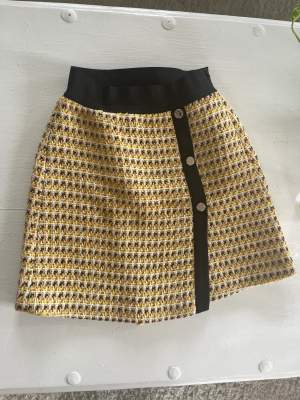 Fin maje mini kjol. Storlek 36. använd 2 gånger. Inga defekter. Original pris 2145kr nu för 750. Förslutning knapp i silver 