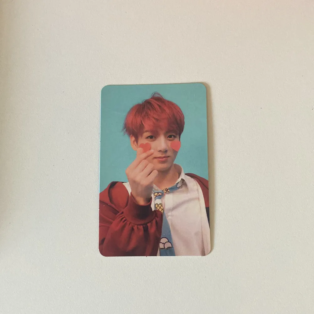 Jag säljer enbart en bts jungkook photocard från albumet love yourself ver: answer. Kvaliteten är helt ren och ny.. Övrigt.