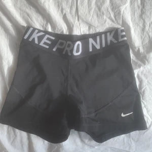 Nike pro shorts  - Fint skick, lite av märket är lite borta men inget man tänker på. Inte jätte använda men lite. Tvättar de innan dom skickas och man kan få fler bilder om det behövs💕:) är i storlek m men jag som har xs i vanliga fall passar mig alldeles utmärkt 
