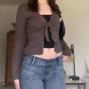 Brun kofta - Varm stickad kofta i ullmix som knyts framtill, från märket Promod! 🤎