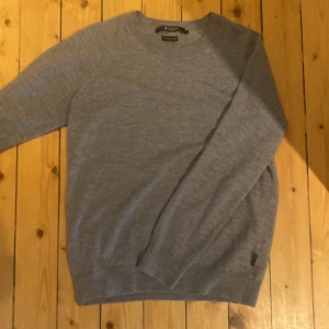 Tiger of Sweden  - Grå tiger of Sweden tröja. Det står att den är storlek L men passar bäst på M/S Nyskick använd max 5 gånger.