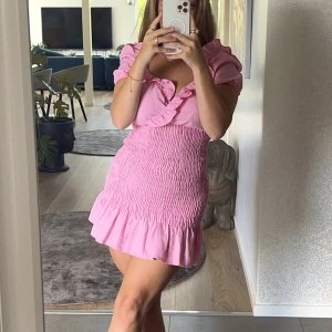 Zara klänning  - Jättefin rosa klänning från zara i storlek S!💓💓