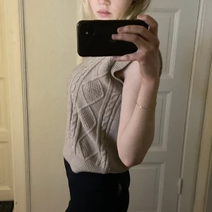 Stickad armlös tröja - Mjuk stickad ärmlös tröja/väst (köpte begagnat och hittar ingen etikett så vet ej vart den kommer ifrån)   Den är i mkt bra skick. Ger er Scarlett som inspo ✨