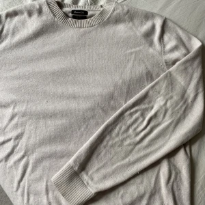 Massimo dutti - Stickad ull tröja i beige färg, storlek XL men sitter M/L. Lite noprig men annars jätte bra skick!