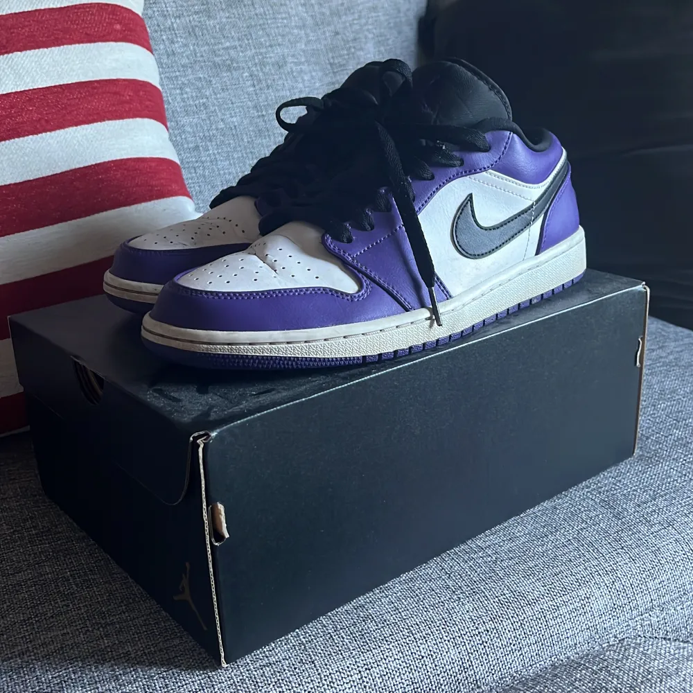 Säljer dessa Jordan low’s court purple. Bra skick använda ett fåtal gånger. Köpta på sole plus så kvitto finns! Storlek 43. . Skor.