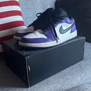 Säljer dessa Jordan low’s court purple. Bra skick använda ett fåtal gånger. Köpta på sole plus så kvitto finns! Storlek 43. 