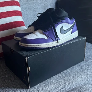 Jordan 1 court purple - Säljer dessa Jordan low’s court purple. Bra skick använda ett fåtal gånger. Köpta på sole plus så kvitto finns! Storlek 43. 