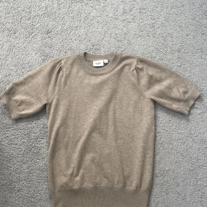 Stickad t-Shirt  - Funderar på att sälja denna då den inte kommer till så mycket användning, använt den några gånger men ser ut som nyskick. Köpte den för 499 och säljer för 199kr.  Kom privat för fler bilder!! 