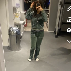 Gröna juicy couture - Hej jag har dehär juicy settet som är jätte fin men jag använder inte lika mycket längre så jag ville testa byta ut mot en annan färg eller sälja byxorna xs och koftan s hör av er om ni vill byta med mig eller om ni vill köpa