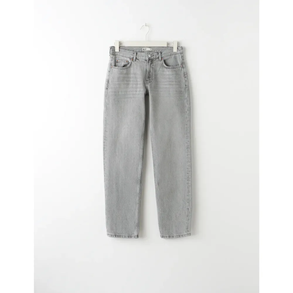 Ett par snygga low Waist jeans från Gina Tricot. Säljer pågrund utav att dom är lite för stora. Använda cirka 1-2 gånger. Jeans & Byxor.
