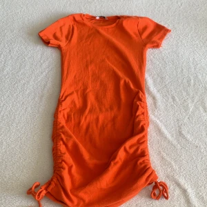 Neon orange dress - Denna klänningen är i nytt skick. Den har bara blivit använd en gång och den är S men den är stretchig så den passar på M också. 