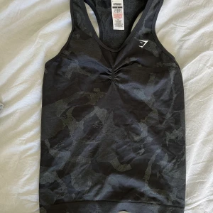 Gymshark linne  - Oanvänt linne från gymshark, köpte för längesen men för stort för mig