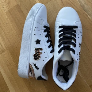 Sneakers - Sneakers storlek 38 🤎 Använda en gång