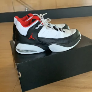 JORDAN MAX AURA 3 (GS) - Mycket bra skick.