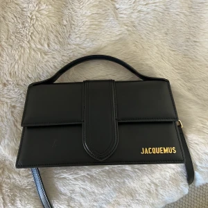 Jacquemus väska - Säljer min fina Le grand Bambino väska från Jacquemus.  Väskan är i fint skick då den använts varsamt!❤️ Nypris 750 euro, dvs ca 8500kr. Möts helst upp i Sthlm. 