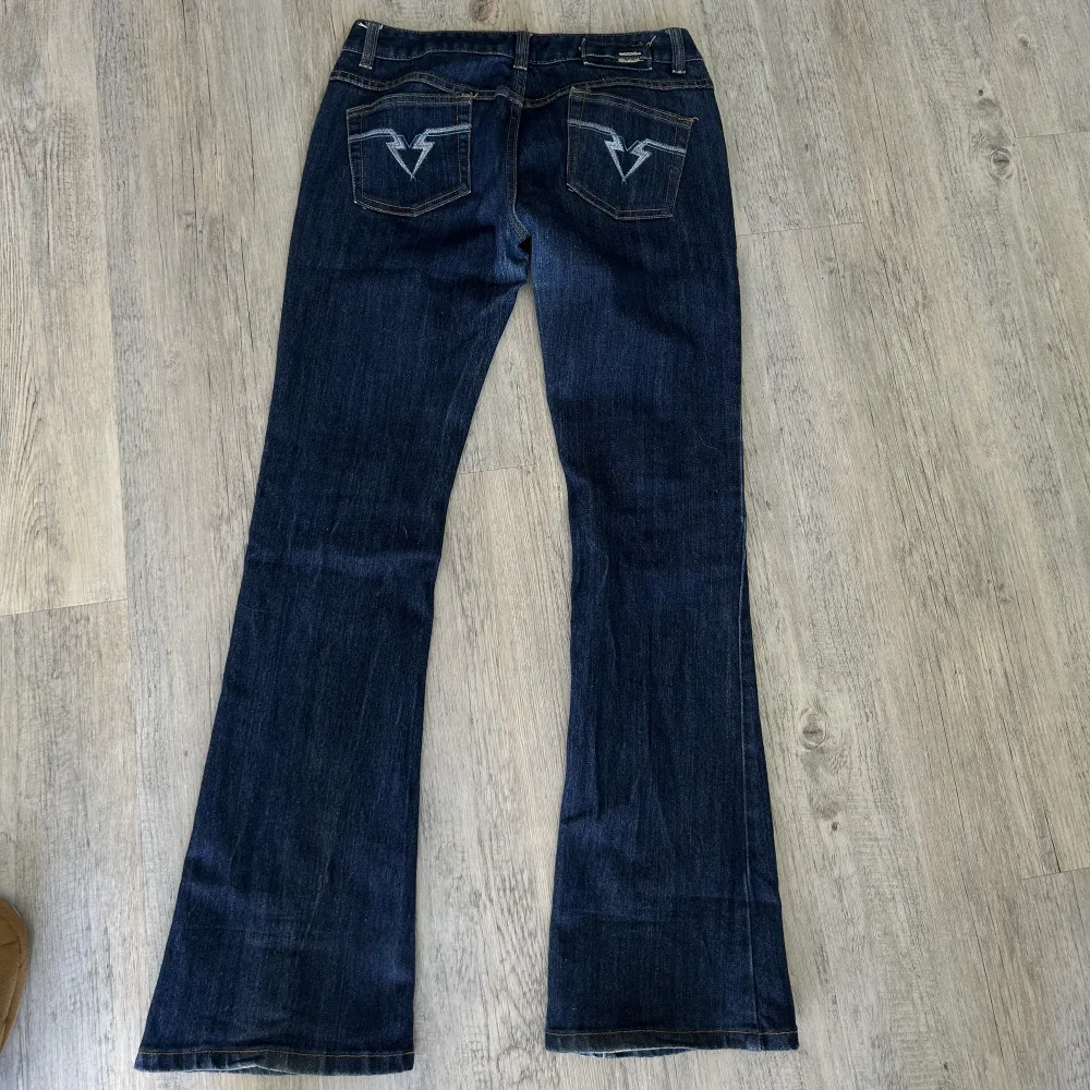 Intressekoll på lågmidjade bootcut jeans, snygga detaljer (kommer korrekt färg på sista bilden) 💘💘kom gärna med prisförslag! (Kostar inte 1kr)🫶. Jeans & Byxor.