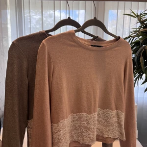 Spets tröja  - Rosa/grå tröja från Newyorker med spets. Storlek M/S. Knappt använd. Köparen står för frakten!💗200kr för båda! 