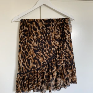 Leopard kjol - Omlottkjol i strl XS från NA-KD men funkar för mig som är S/M. Pris; 100kr + frakt 