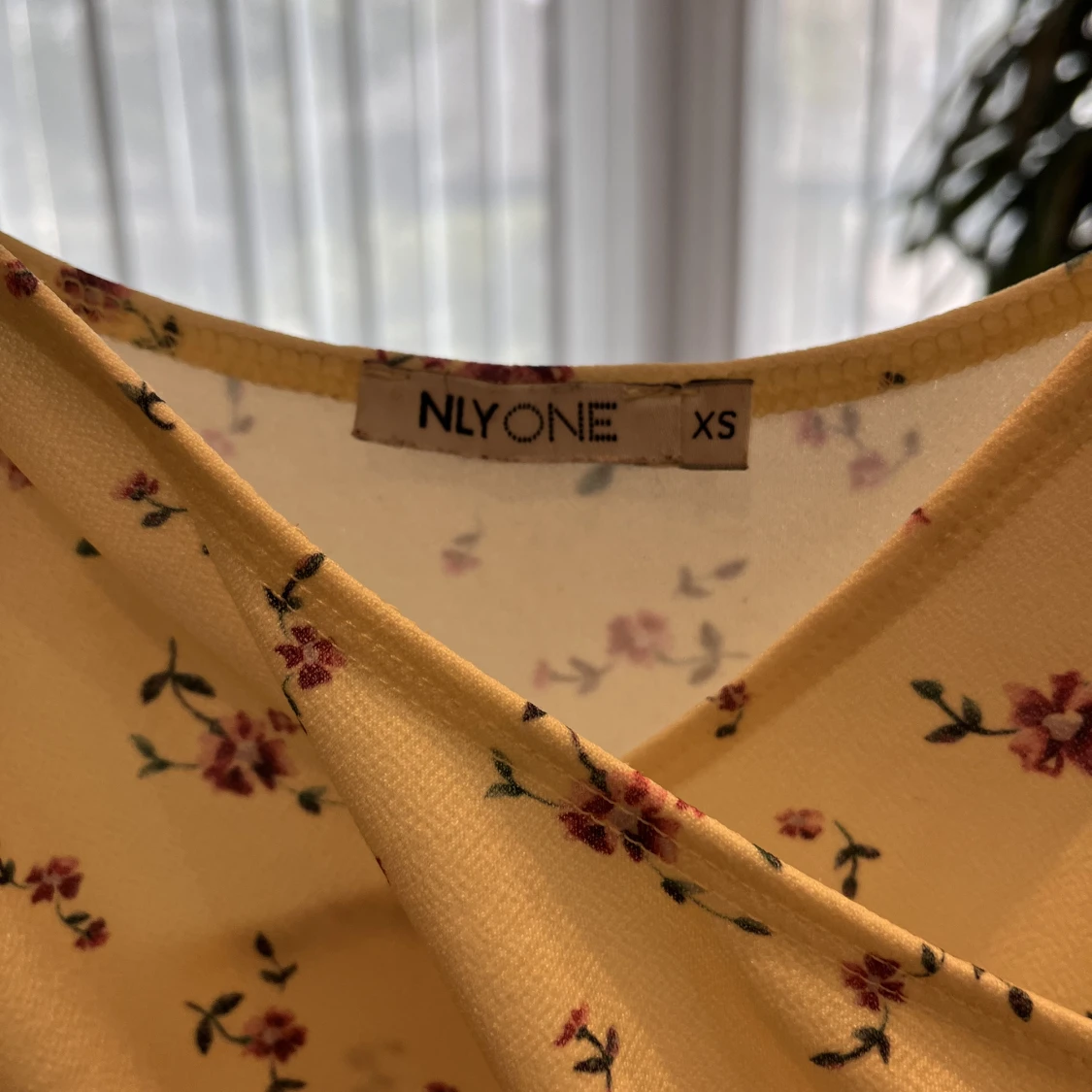 Gul blommig klänning  - 90