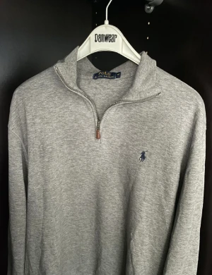 Ralph Lauren Half zip  - Ralph Lauren Half zip i bra skick!  Stolek M och färg grå 