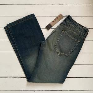 Lågmidjade jeans som aldrig kommit till användning för mig. Lappen är kvar också! Köpt secondhand. Priset är diskussionbart 🌟 Skriv privat om du vill se dom på